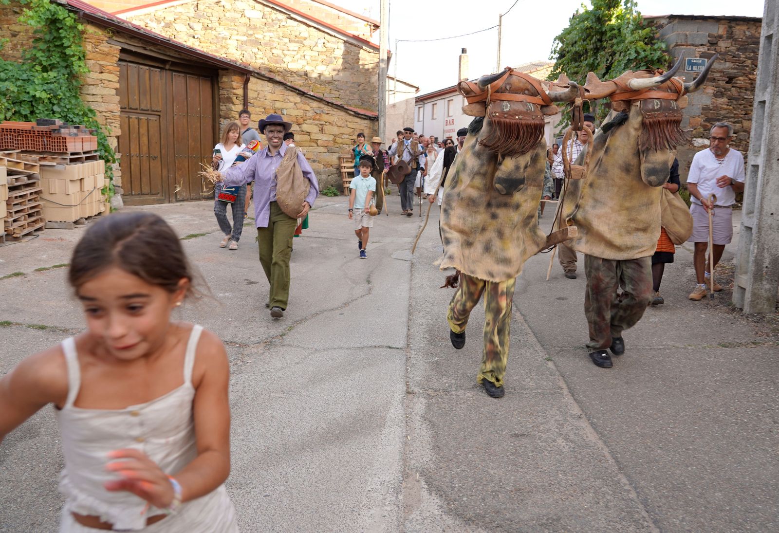 La Obisparra: una mascarada de invierno en verano para sobrevivir Foto: ICAL
