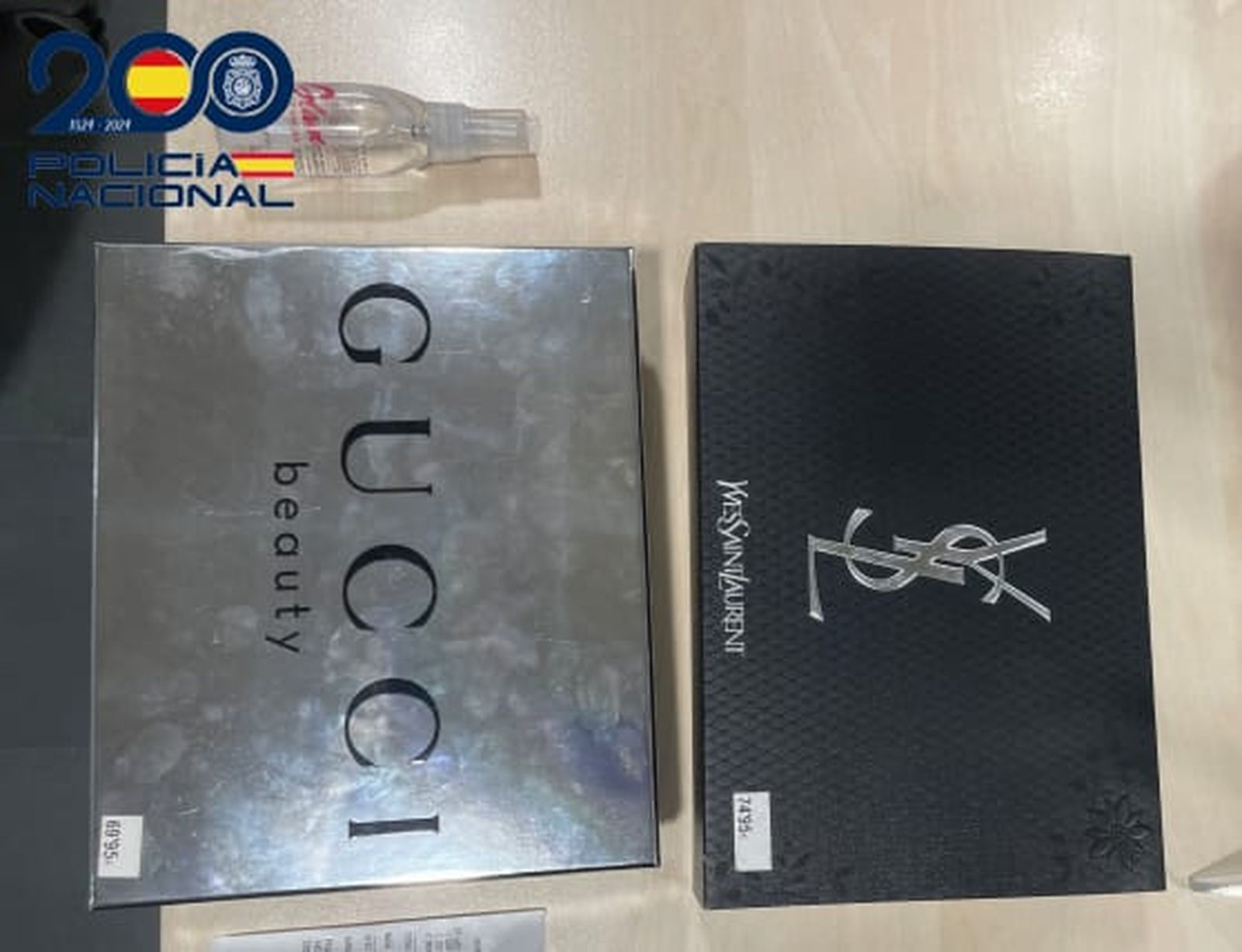 Imágenes de los pack de perfumes robados por la mujer