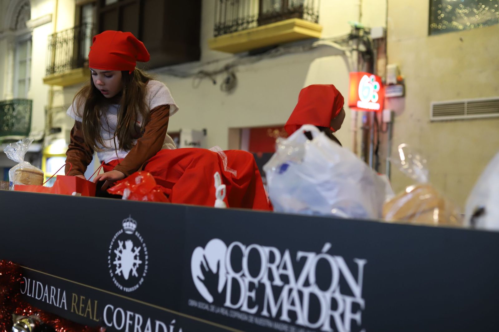 GALERÍA | La Cofradía de Nuestra Madre saca a las calles la Navidad más semanasantera y solidaria