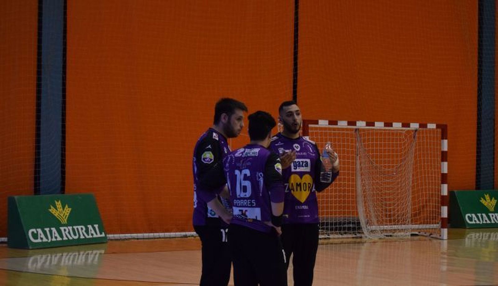 Lautaro Mendieta charla con sus compañeros en un partido anterior