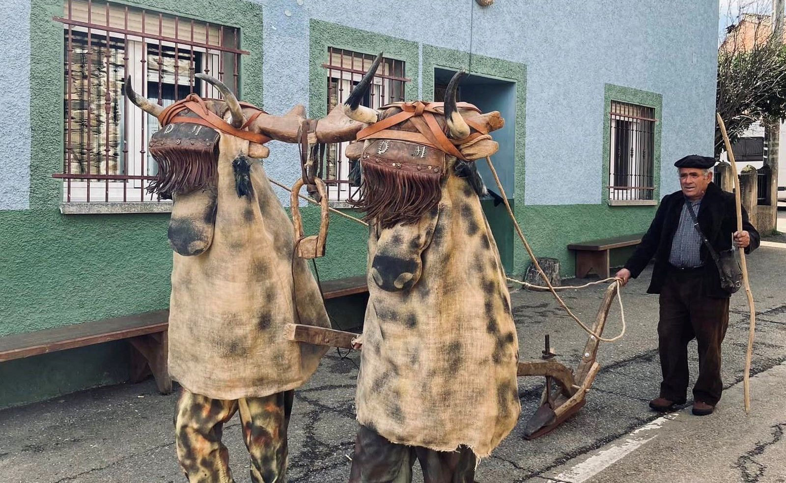 Imagen de La Obisparra por las calles de Pobladura