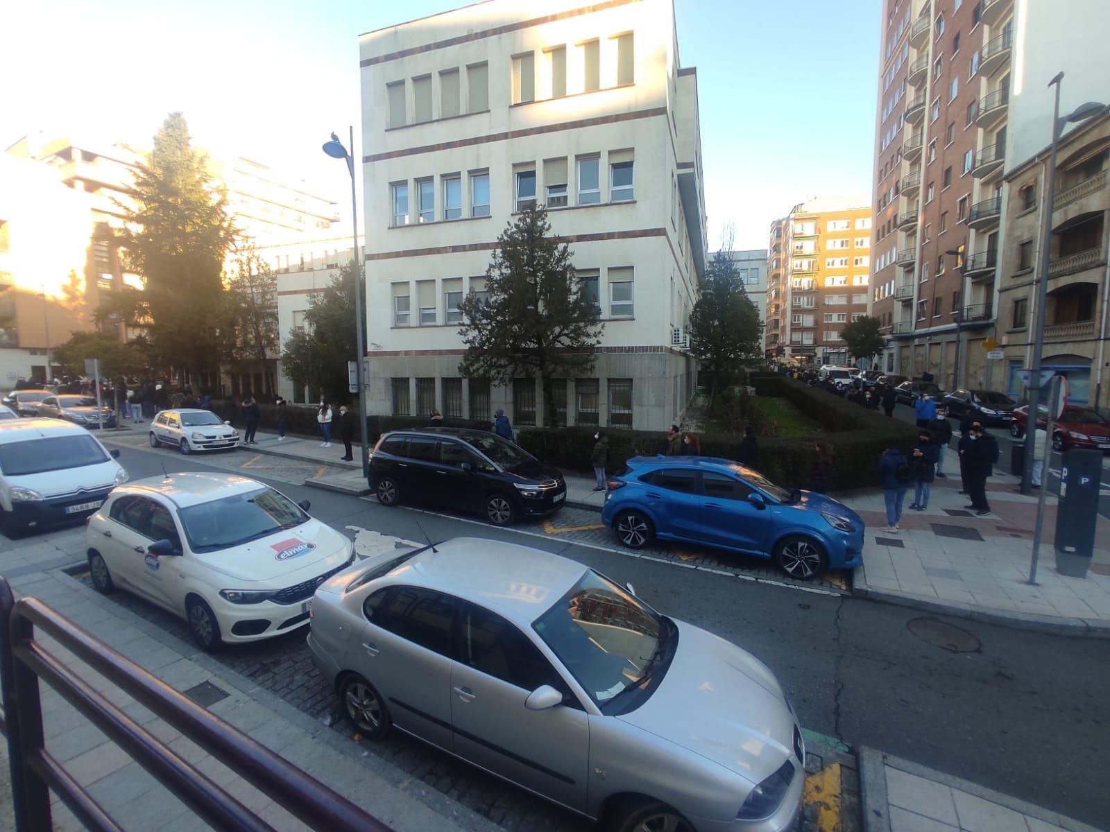 Cola para hacerse un test de antígenos en el cribado masivo del Centro de Salud de San Juan. Foto SALAMANCA24HORAS