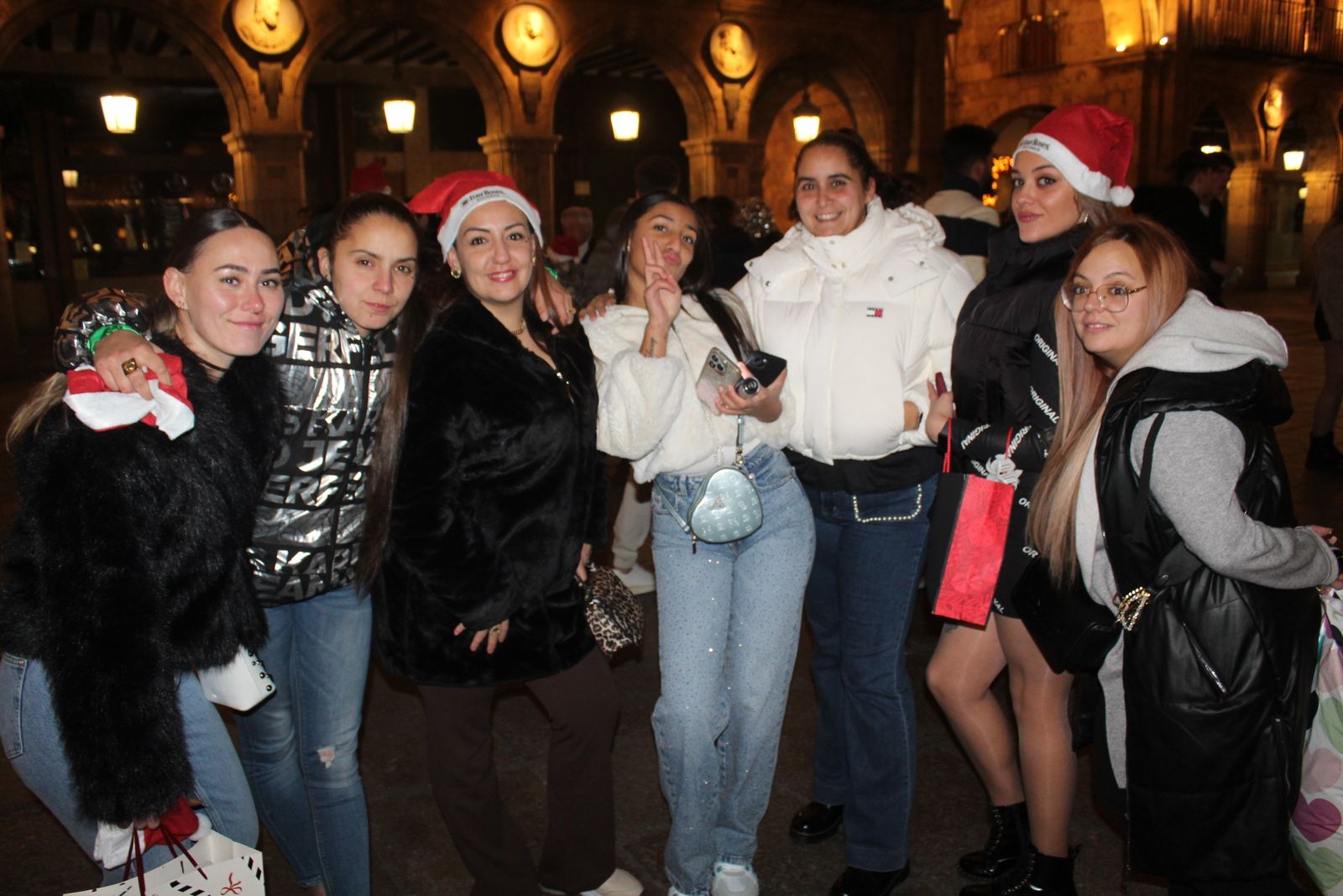 Miles de personas disfrutan de las campanadas y la fiesta del Fin de Año Universitario