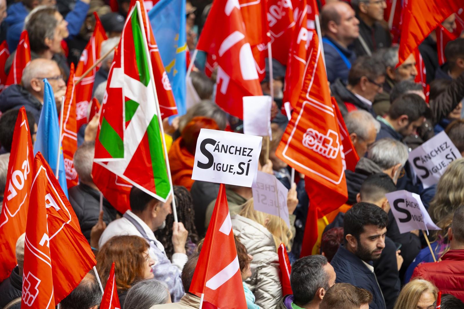 Concentración en apoyo del presidente del Gobierno, Pedro Sánchez, frente a la sede del PSOE. EP
