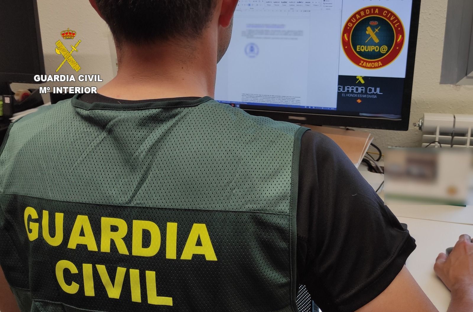 Guardia civil investiga un delito de ciber estafa. Ordenador.Archivo