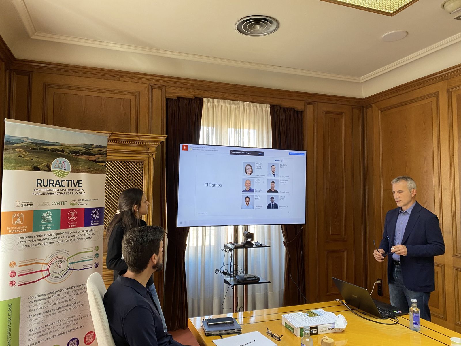 Karim Assad explicando el proyecto VYVA, una solución de atención médica digital.