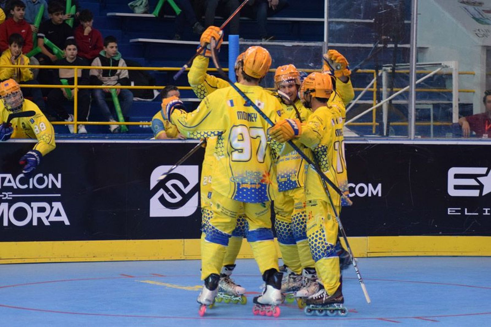 El hockey se adueña del pabellón Ángel Nieto (29)