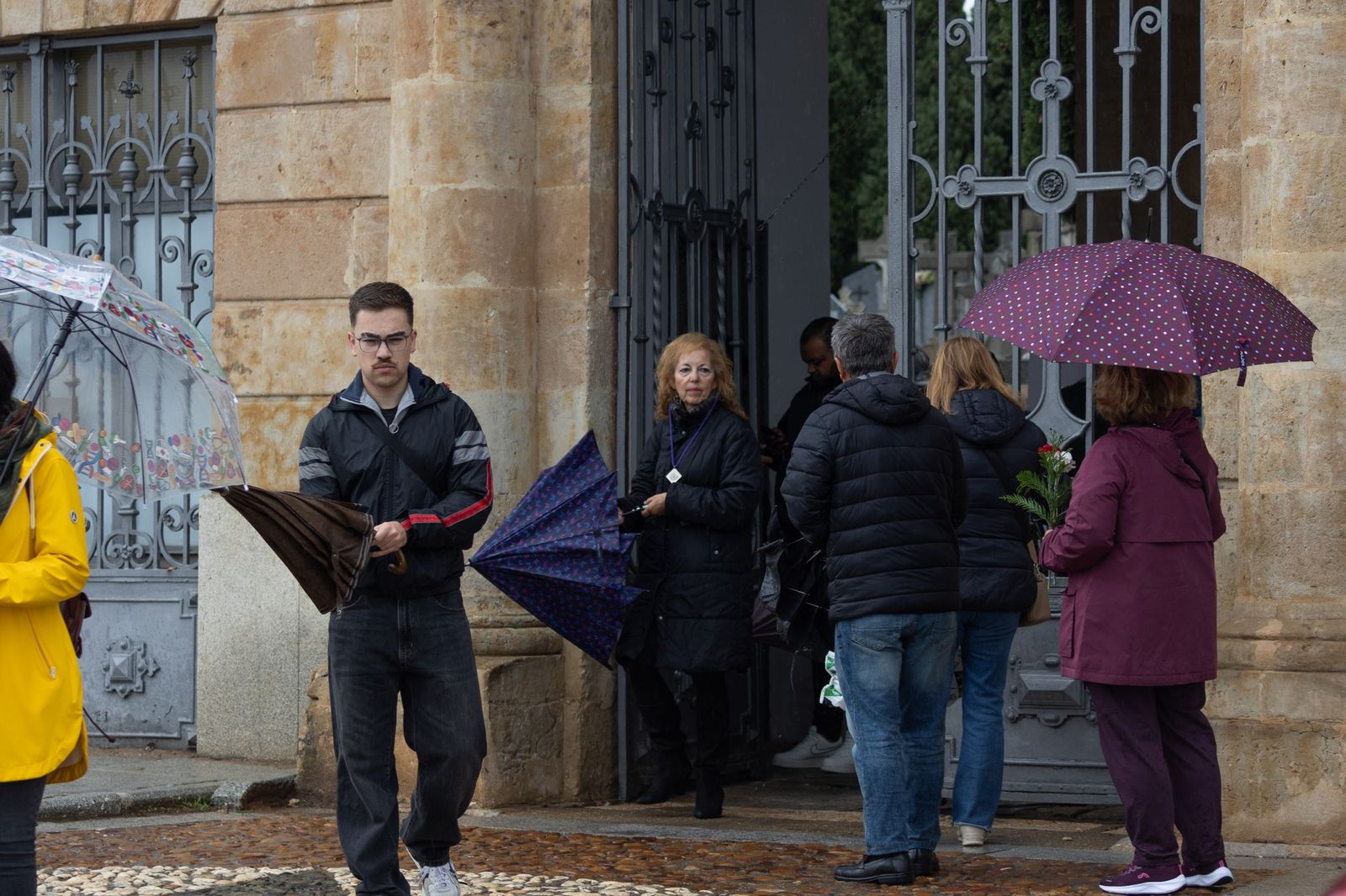 Lluviosa mañana de todos los santos en el Cementerio San Carlos Borromeo de Salamanca