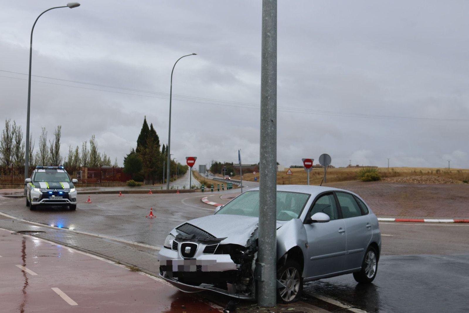 Un vehículo se sale de la vía en la rotonda del Helmántico, en Villares de la Reina