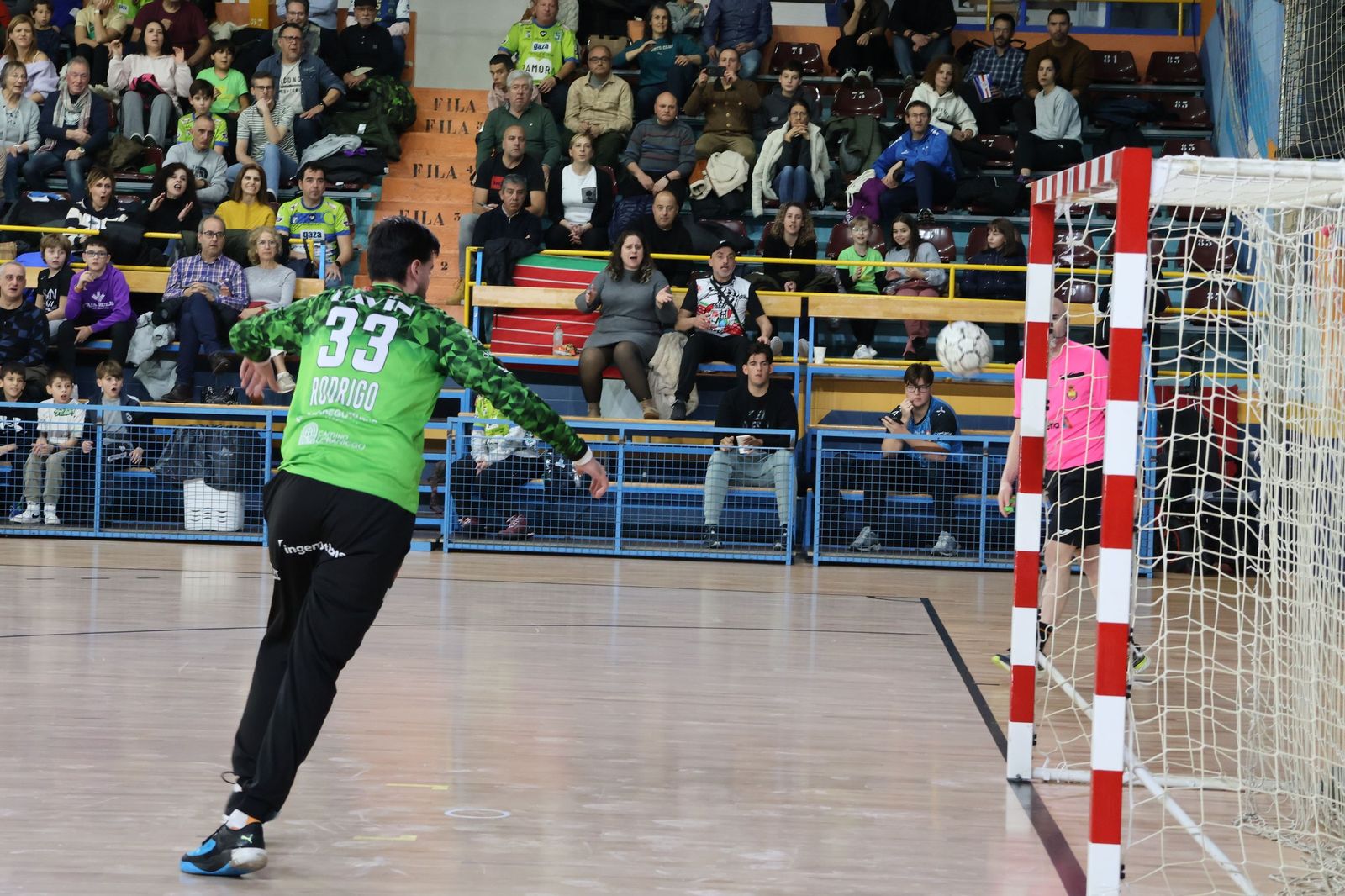 GALERÍA | Duelo de alturas entre el BM Zamora y el Torrelavega