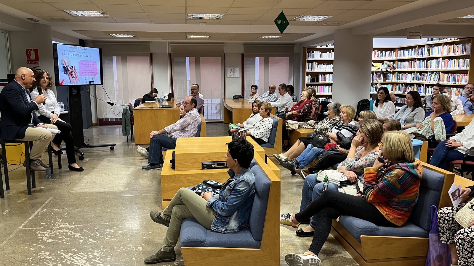Decenas de personas han acudido en la biblioteca a Peñaranda a la presentación de la última novela de María Suré