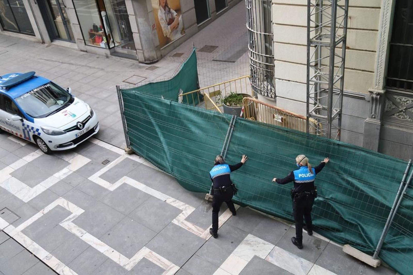 Valla obra viento policia municipal (2)