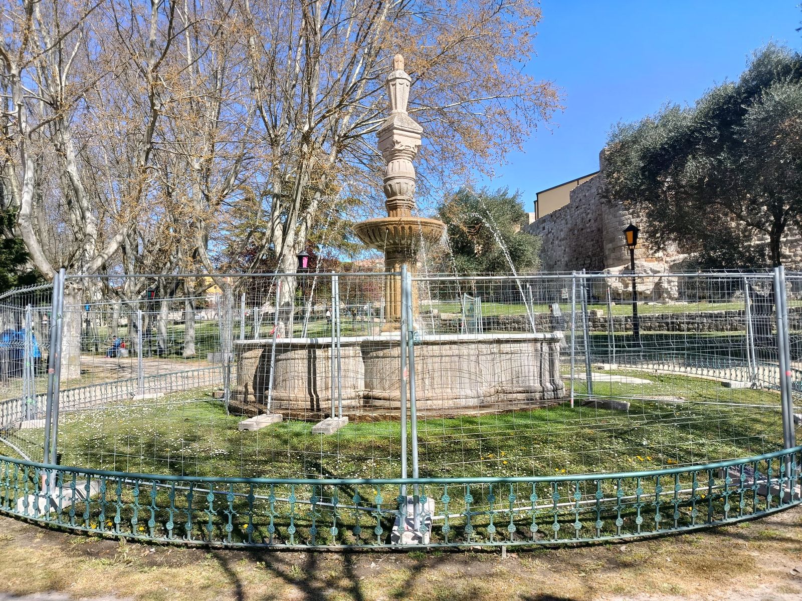 Fuente San Martín con vallas Jueves Santo