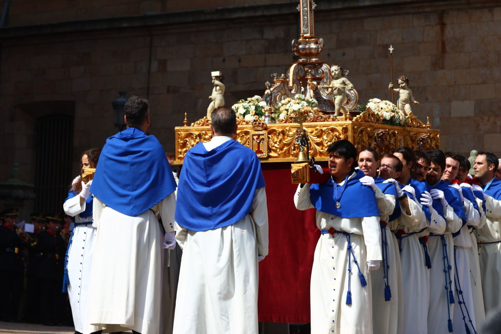 Procesión del encuentro de Nuestra Señora de la Alegría y Jesús Resucitado en el Domingo de Resurrección en Salamanca