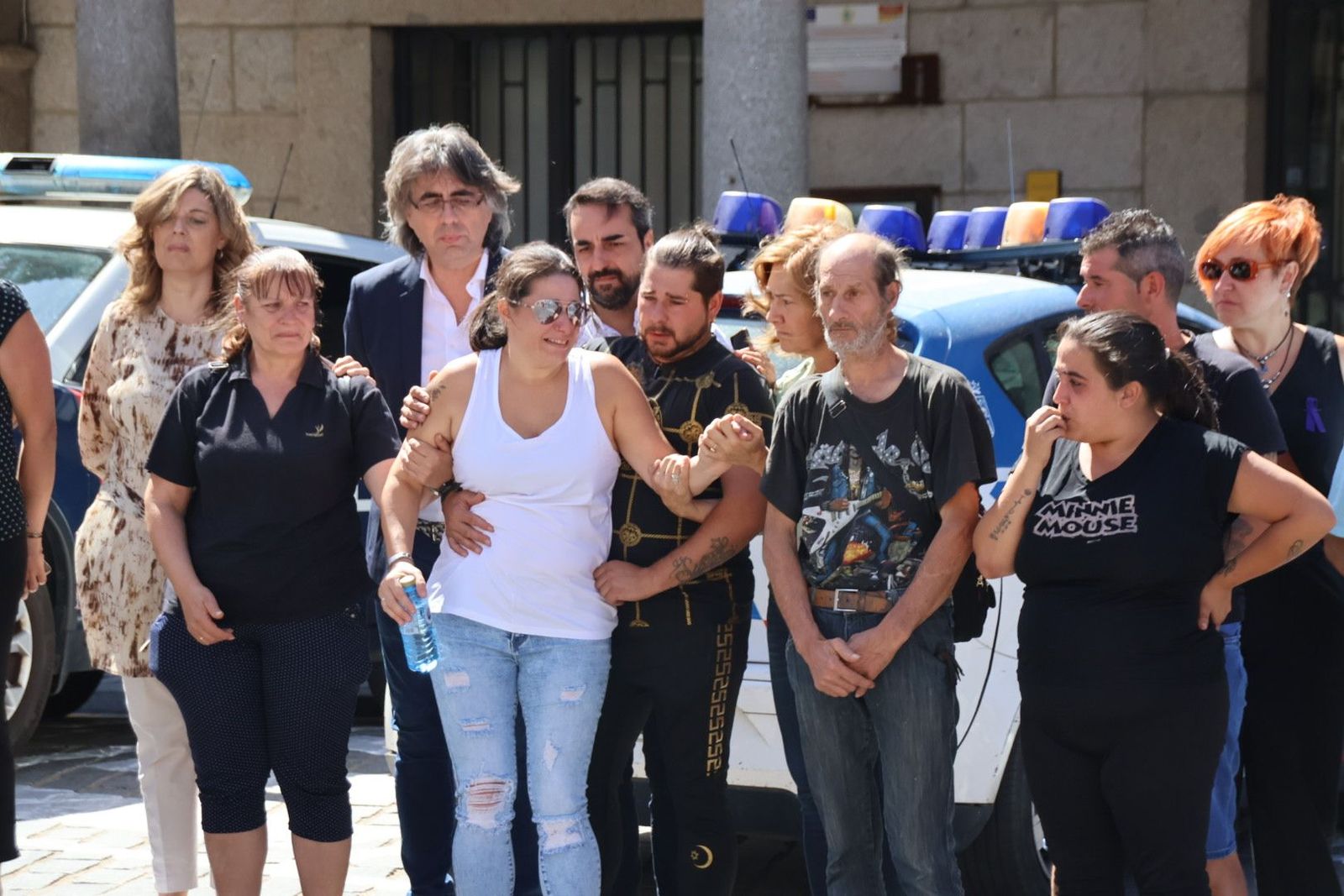 Familiares de Charo durante el minuto de silencio por el asesinato machista en Bejar