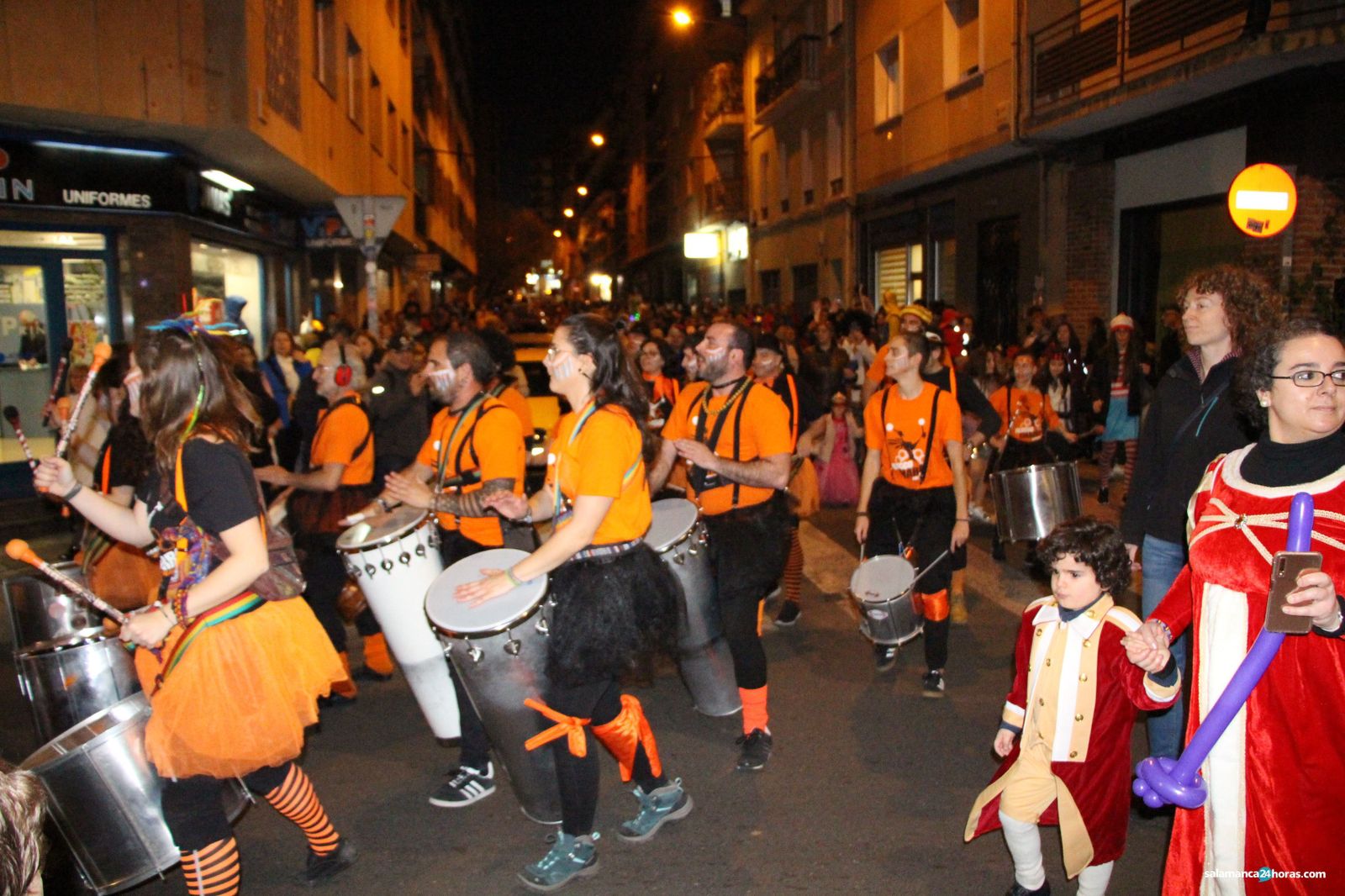 Imagen de un pasacalles de un carnaval anterior en el barrio