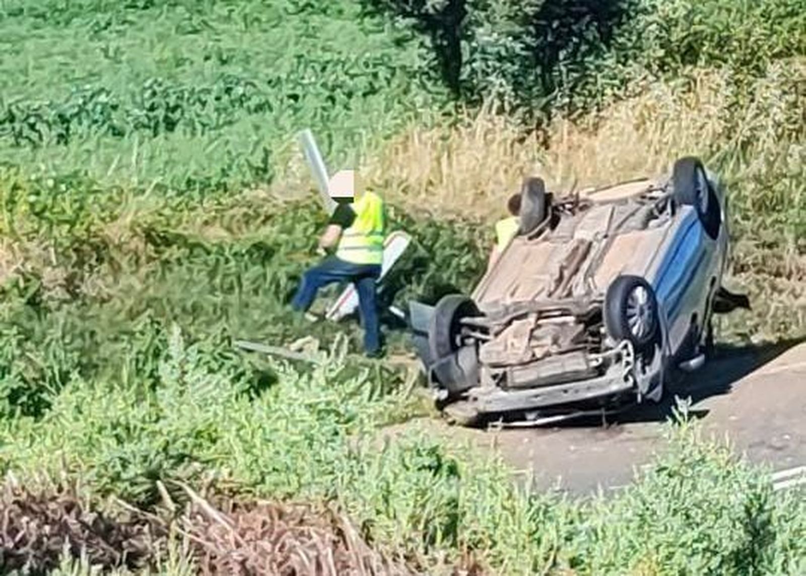 Coche volcado en Valverdón Coche volcado en Valverdón
