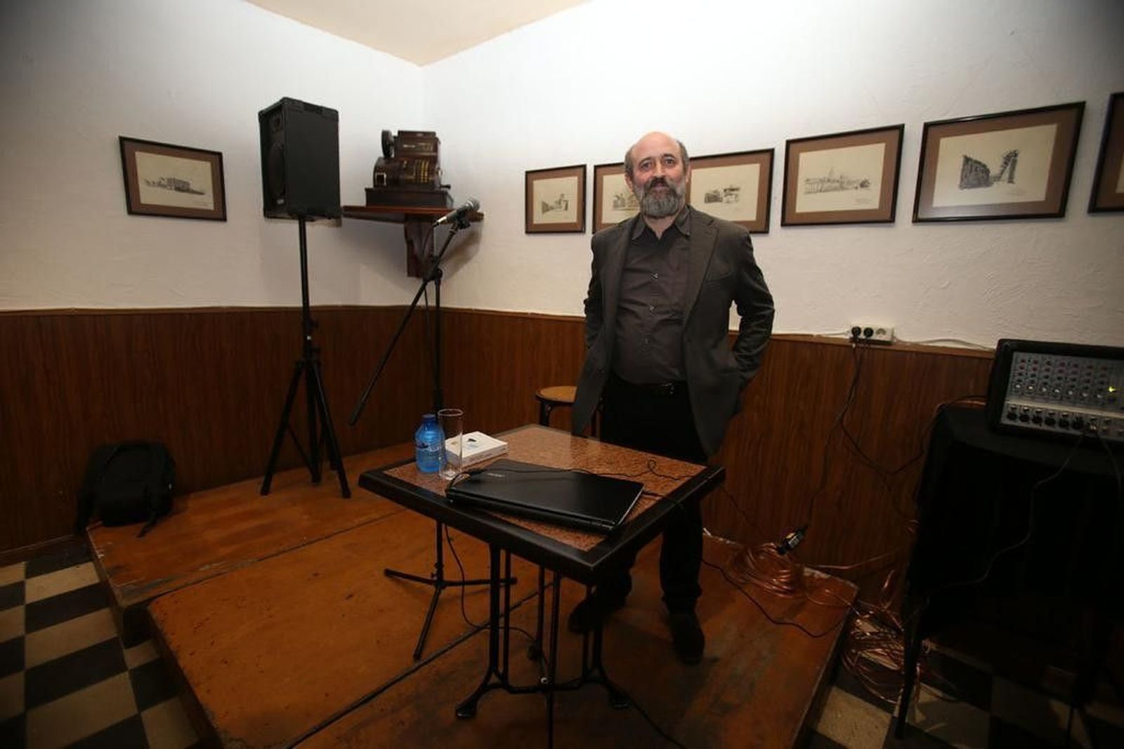 Alcaraván. Café Científico