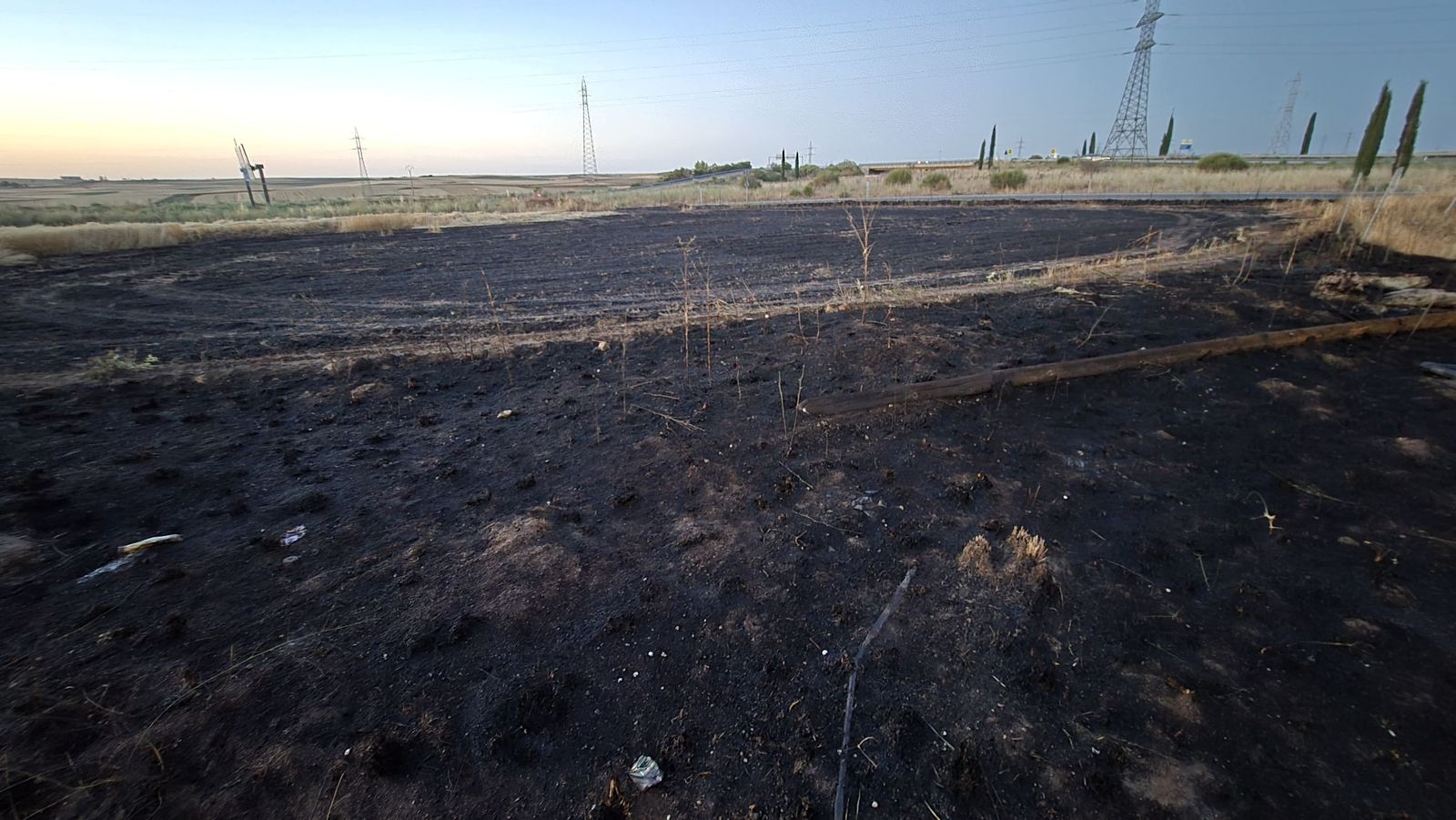 Incendio de pasto en los entornos de una nave con maquinaria en el polígono de Villares de la Reina