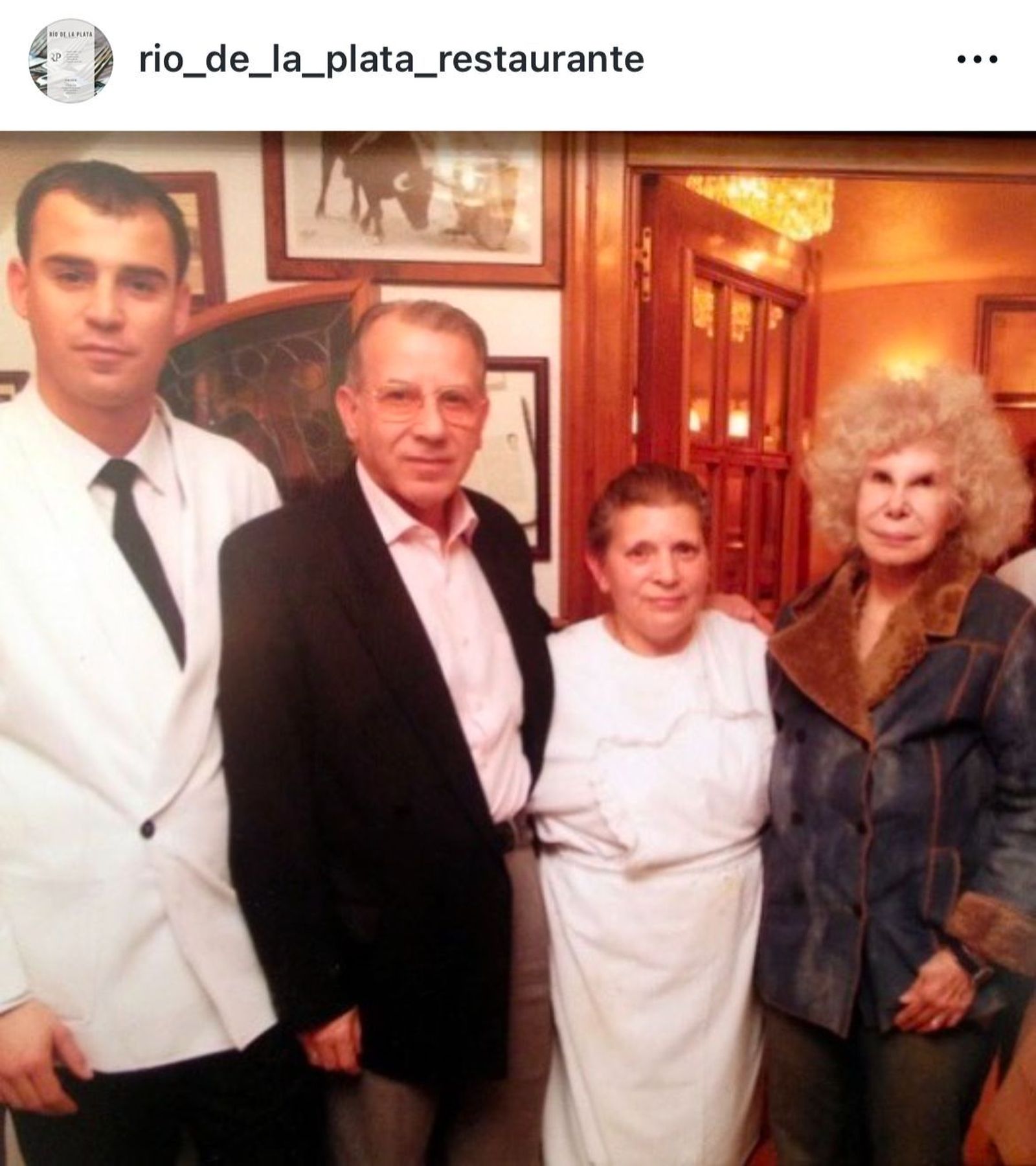 Rafael Andrés junto a la Duquesa de Alba y parte de la plantilla del restaurante Río de la Plata Rafael Andrés junto a la Duquesa de Alba y parte de la plantilla del restaurante Río de la Plata