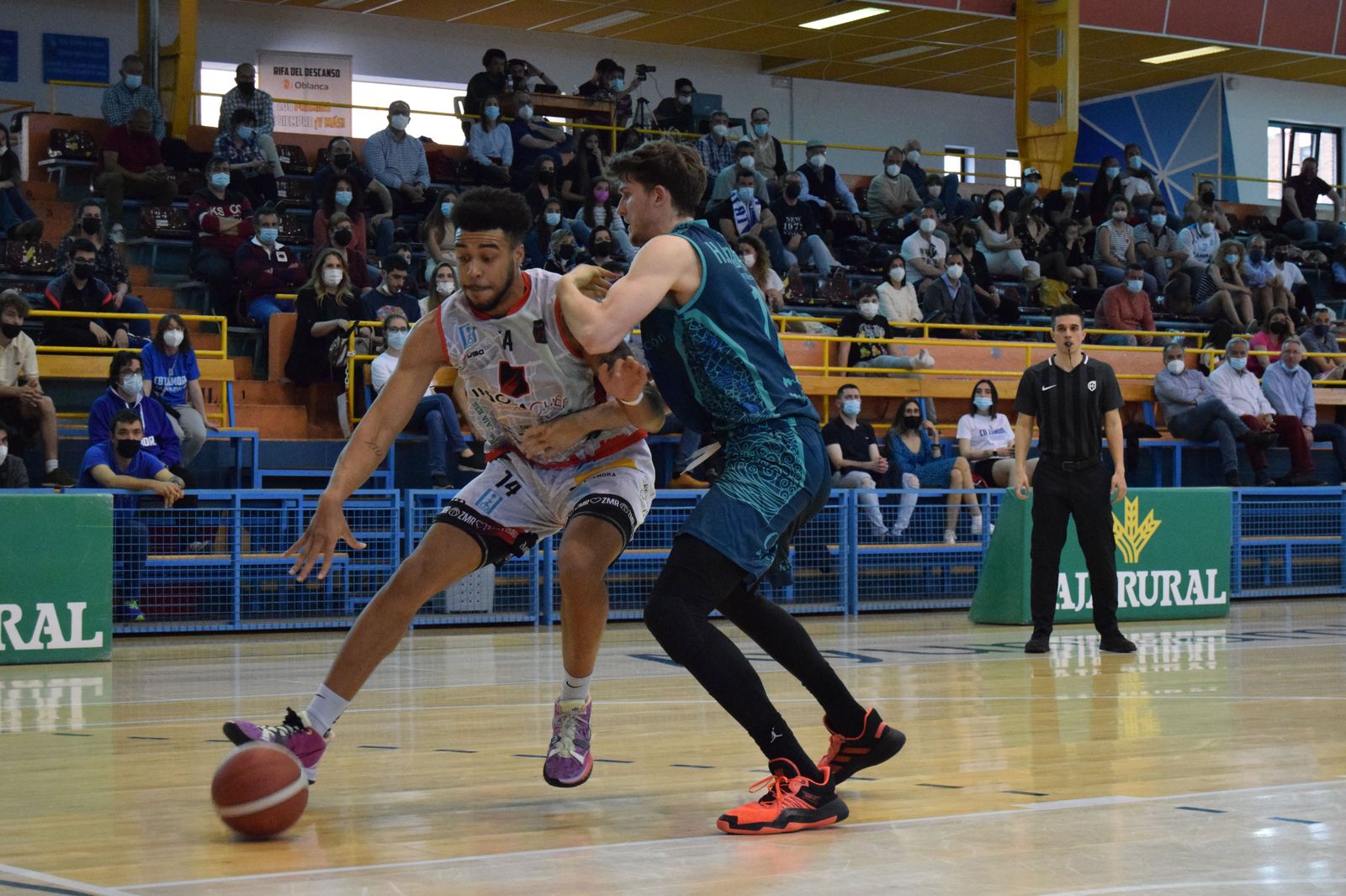 Ismael Tamba trata de superar a un jugador del Menorca