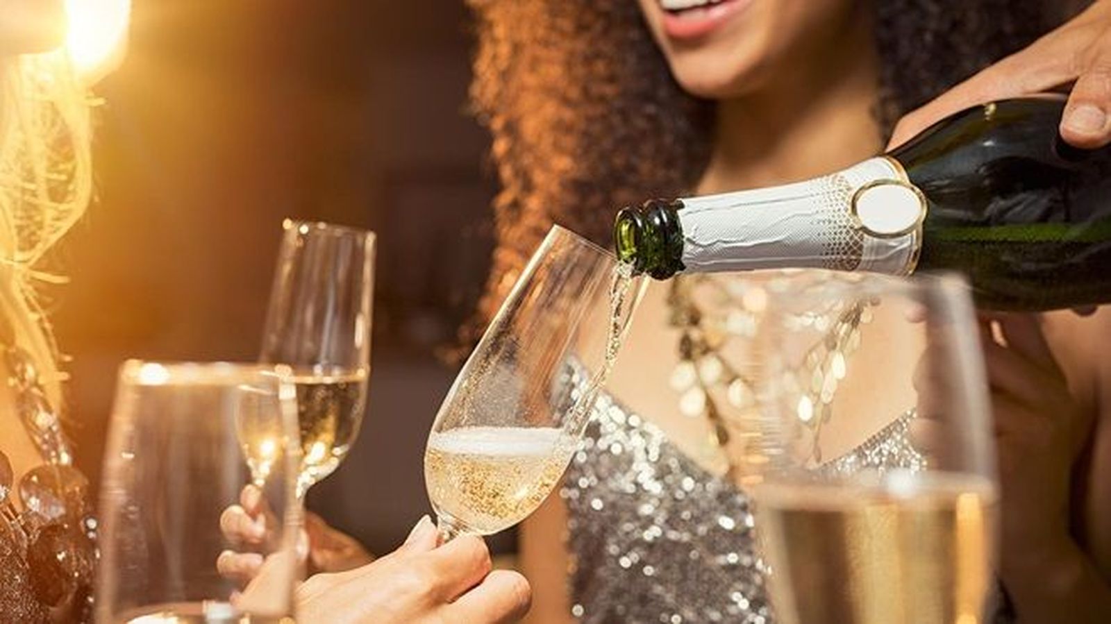 Imagen de un brindis en las navidades pasadas OCU