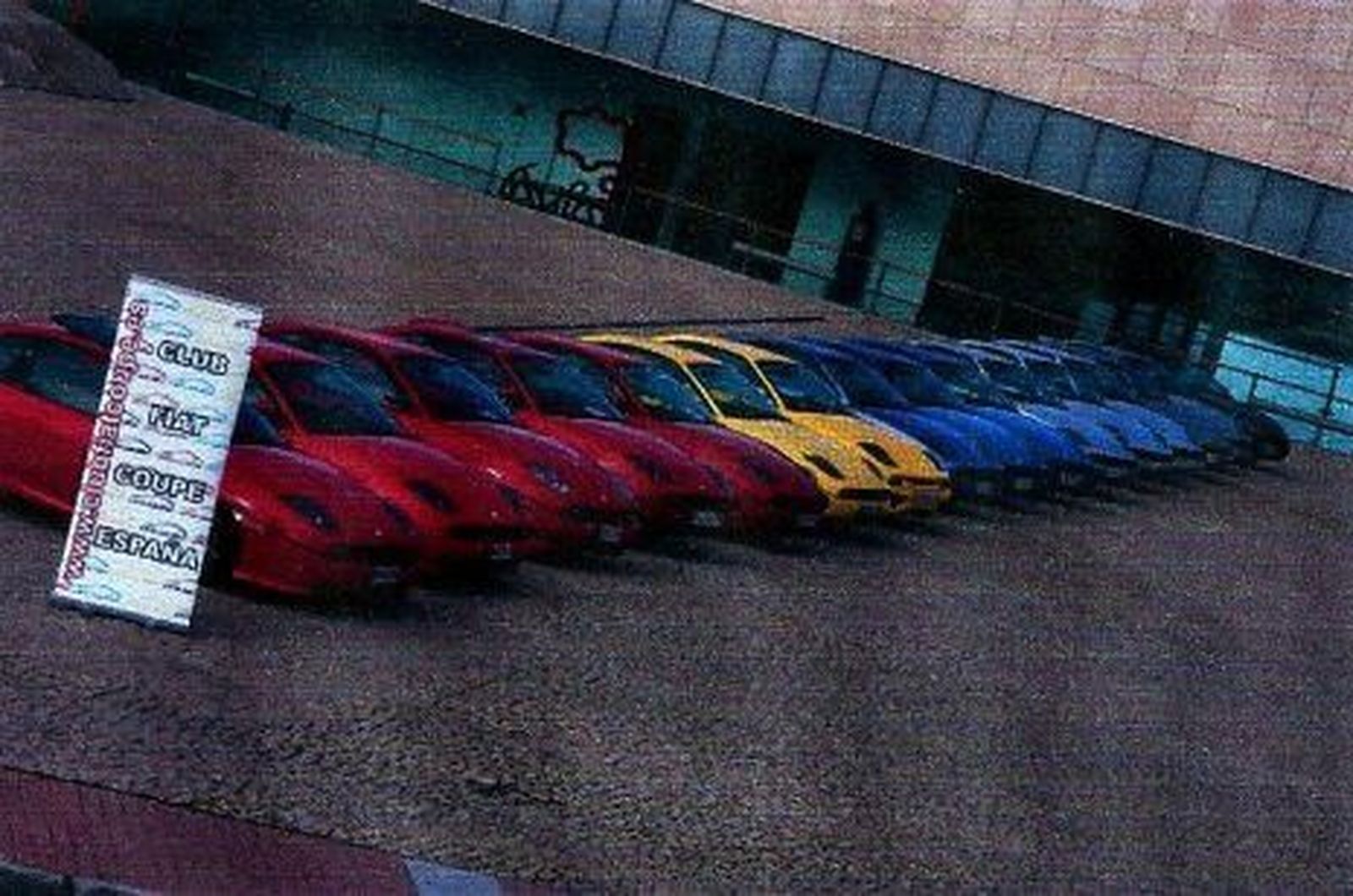 Concentración nacional de vehículos en la plaza del Ayuntamiento de Miróbriga