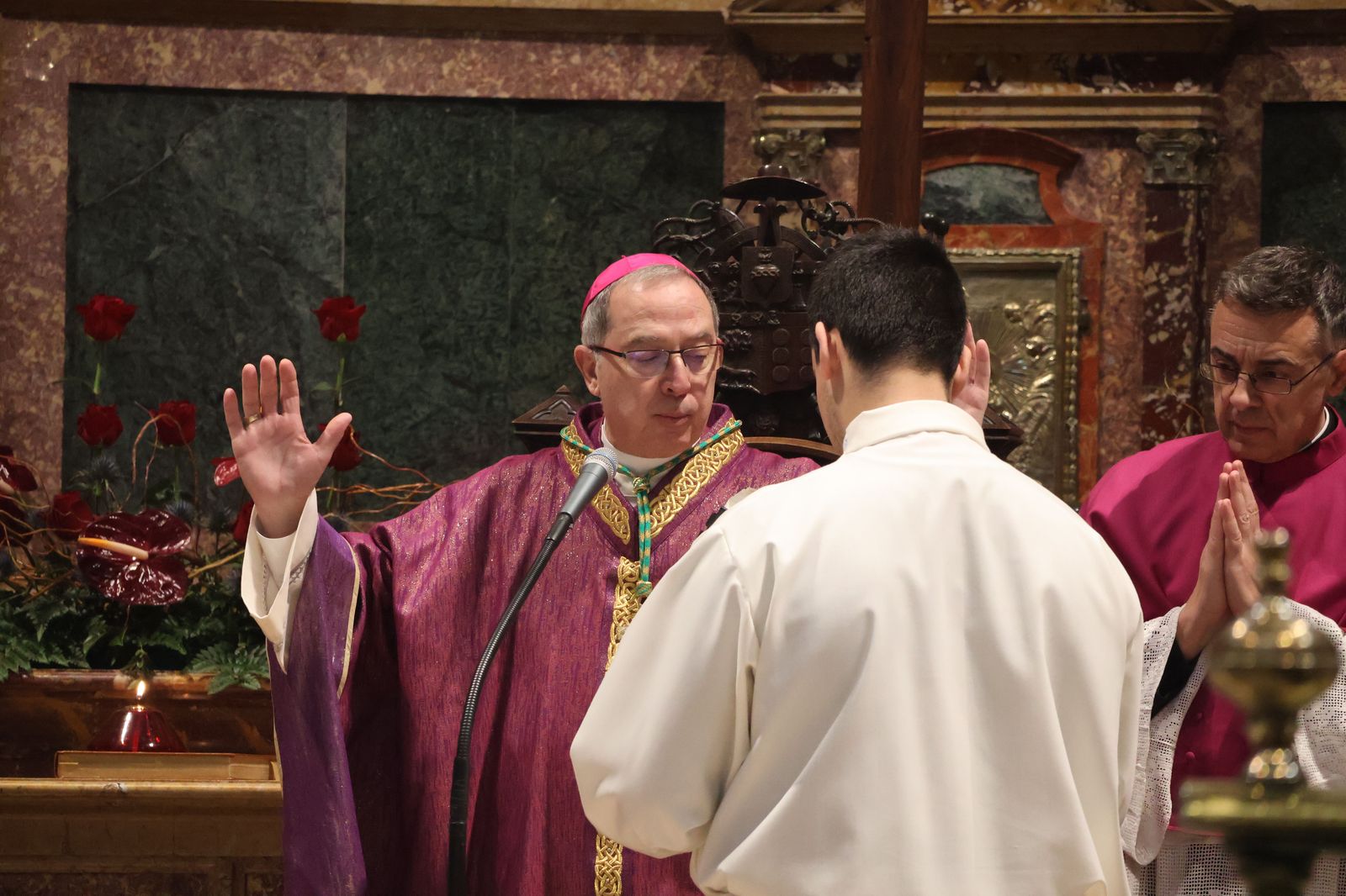 entrada-de-nuevos-hermanos-de-la-cofradia-del-silencio-33