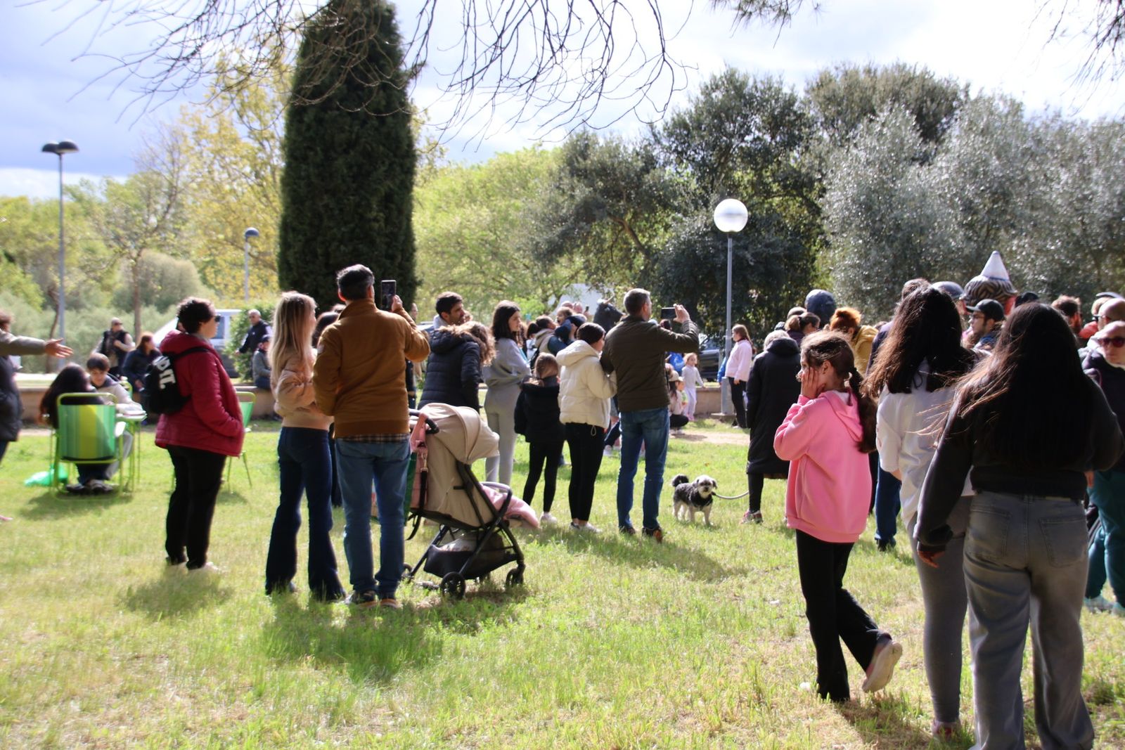 Los gigantes y cabezudos acompañados por la charanga ‘Queloque’s anima el parque de La Aldehuel