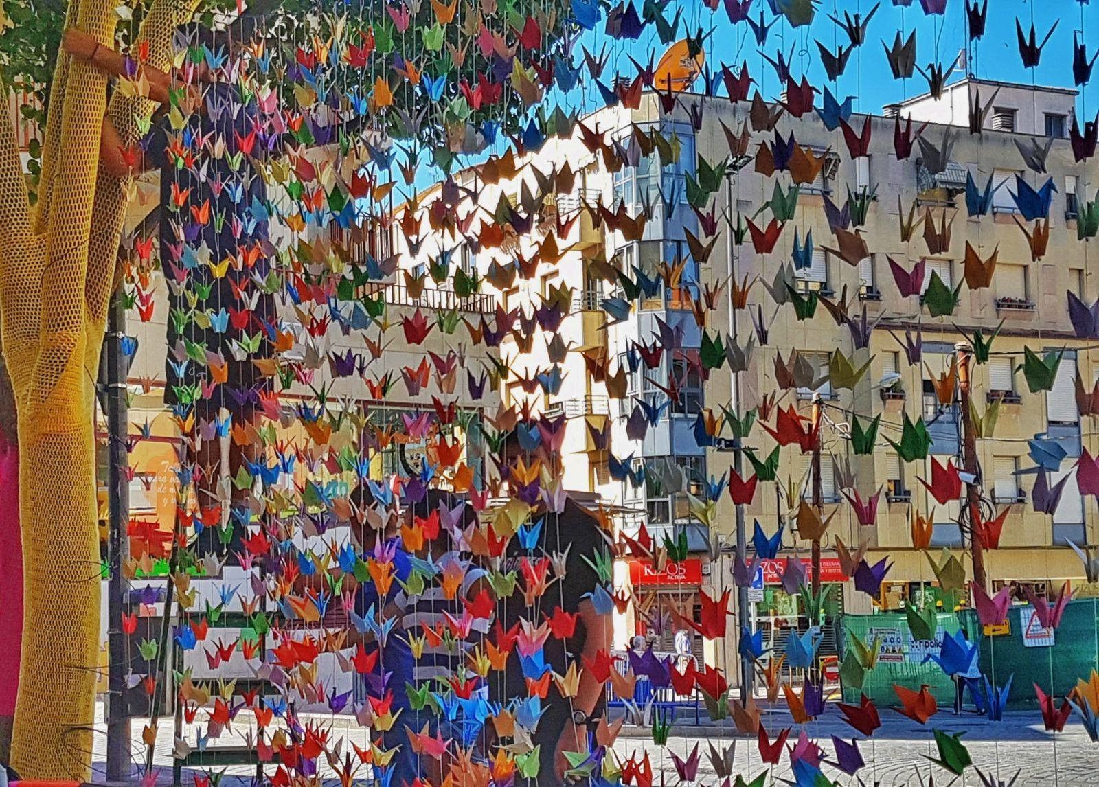 Mil grullas adornan la plaza del Oeste como un símbolo de paz