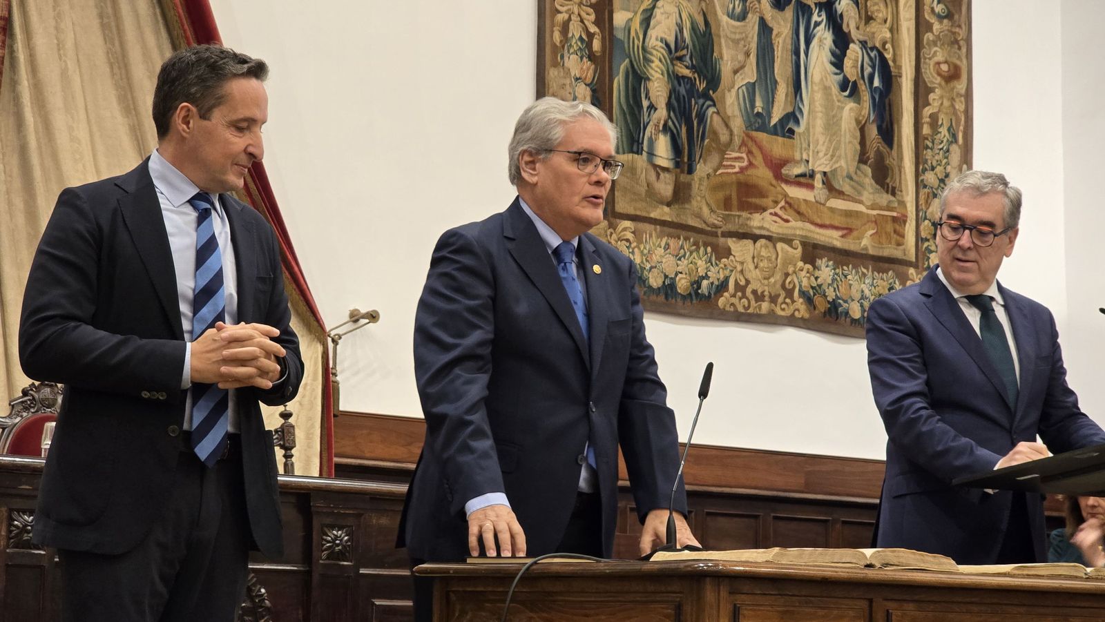 El rector de la Universidad de Salamanca preside el acto de toma de posesión de nuevos cargos académicos y del personal docente e investigador
