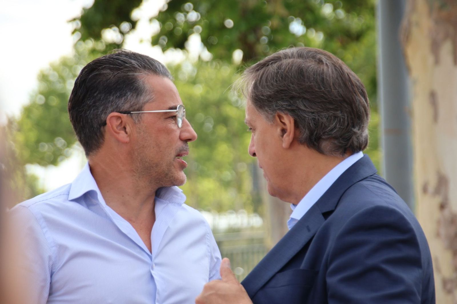 Carlos García Carbayo, visita junto al alcalde de Villamayor de Armuña, Ángel Luis Peralvo, las obras de construcción del carril bici y senda peatonal peatonal entre ambos municipios