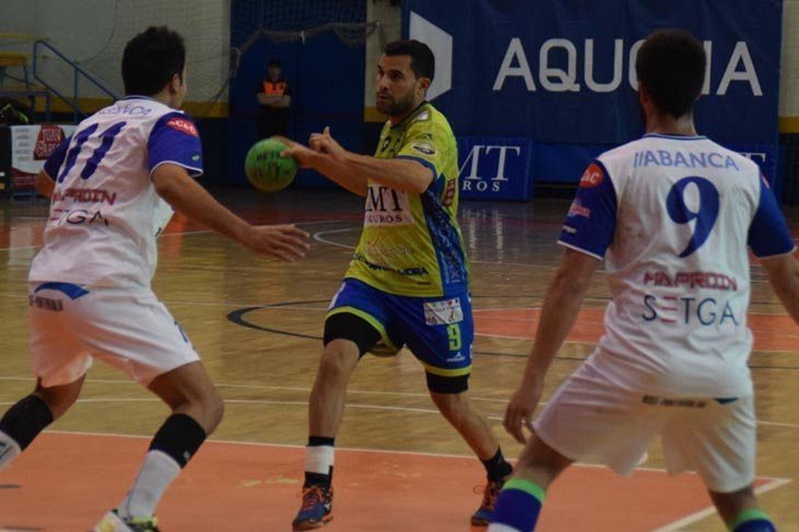 Octavio Magadán muestra el camino del gol ante el BM Torrelavega