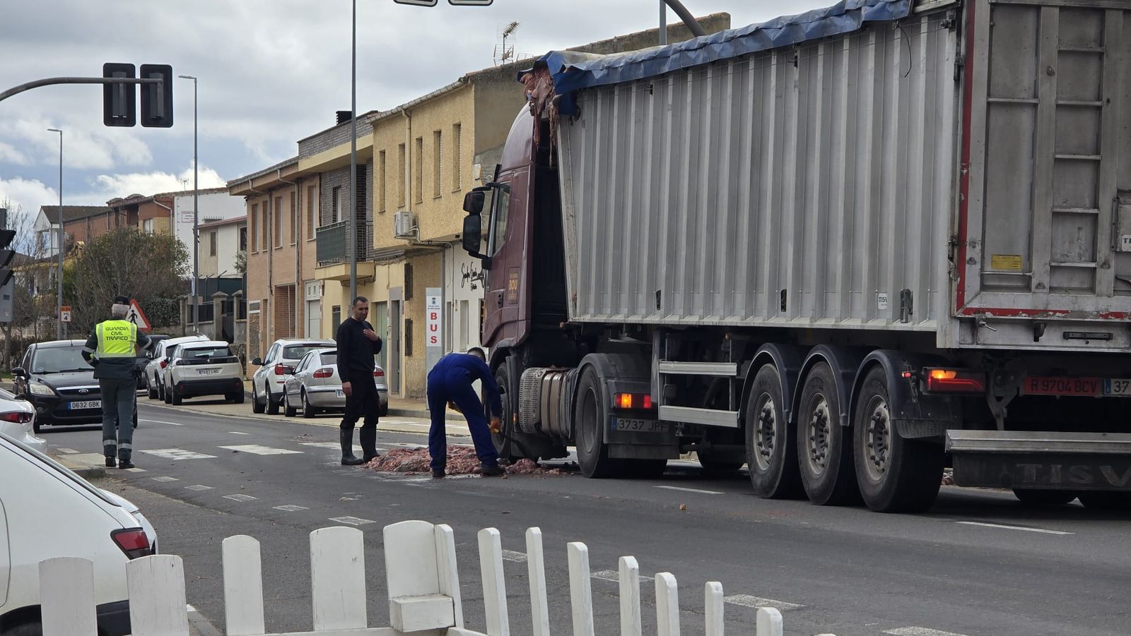 Un camión pierde parte de su carga en Aldeatejada