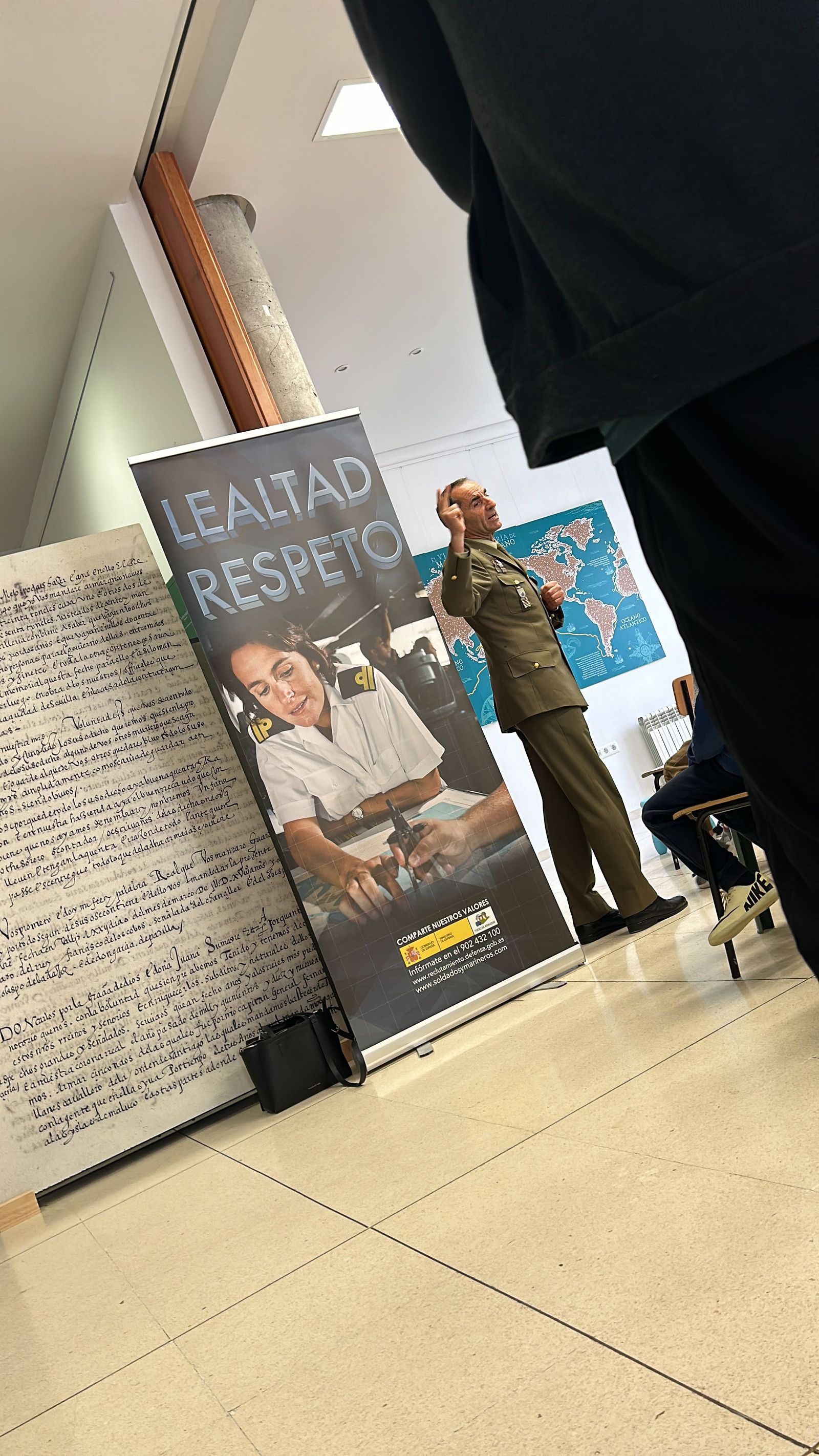 El Coronel Vicente González durante la explicación de la exposición