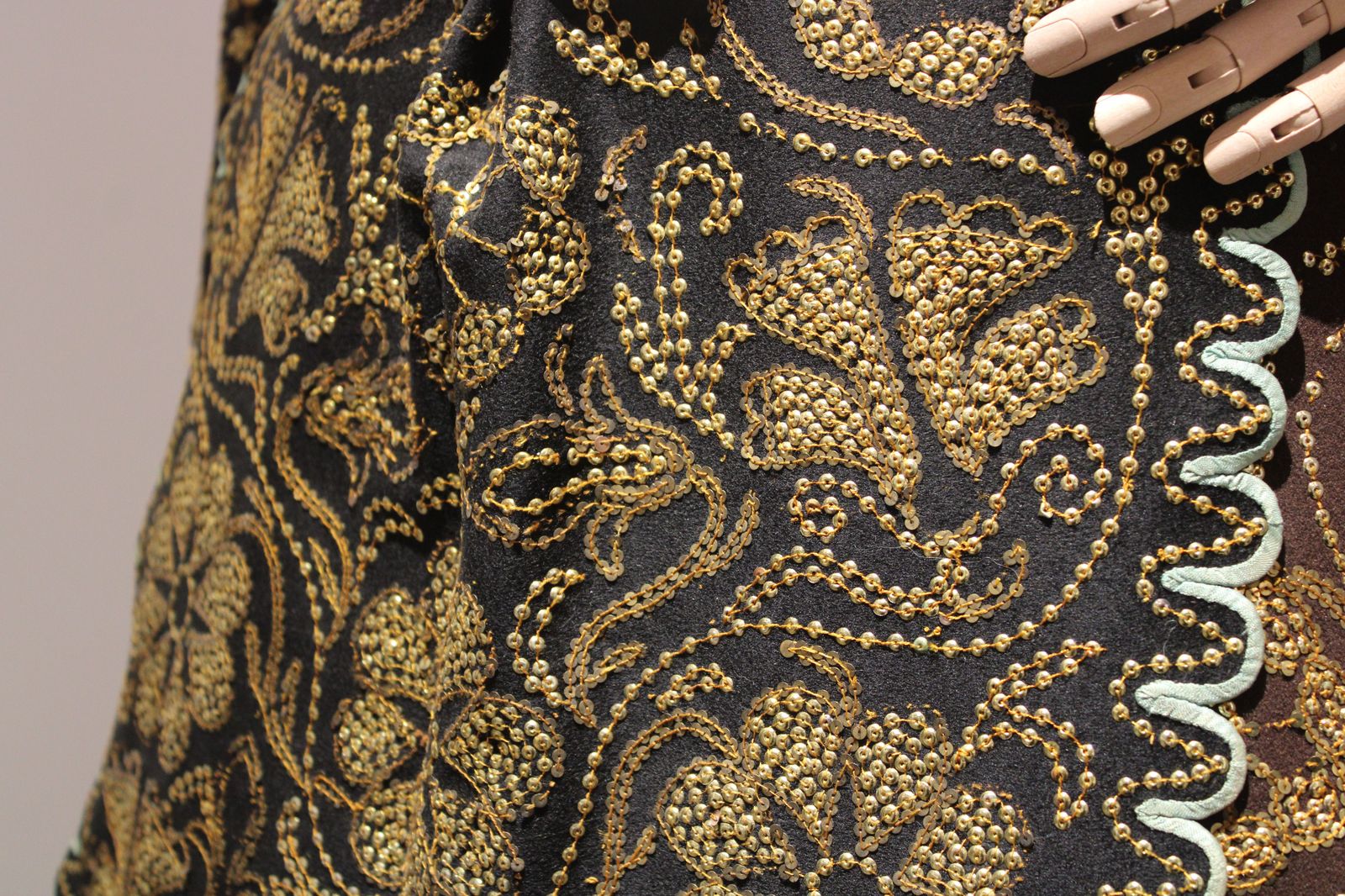 exposicion-aires-de-marzo-detalle-bordado-de-charros-de-villarino-de-los-aires-1