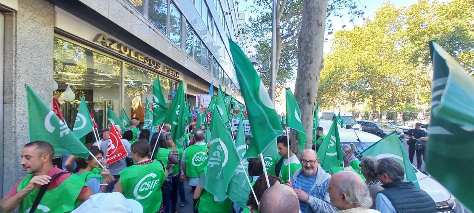 Los trabajadores de Paradores de Turismo se han concentrado este martes frente a la sede central en Madrid