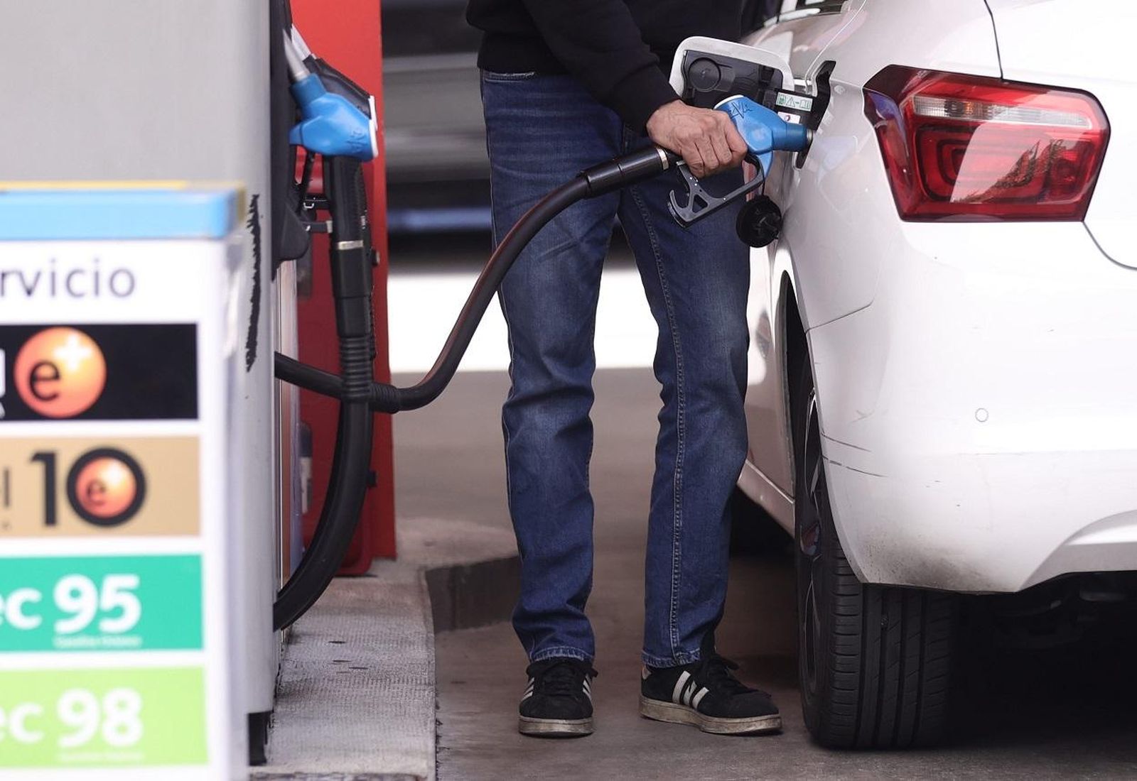 Un hombre reposta carburante en una gasolinera. Foto: Europa Press