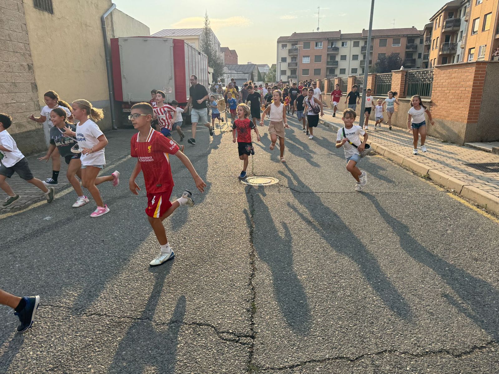 Encierro infantil de Mini Bueyes en Guijuelo durante sus fiestas 2025