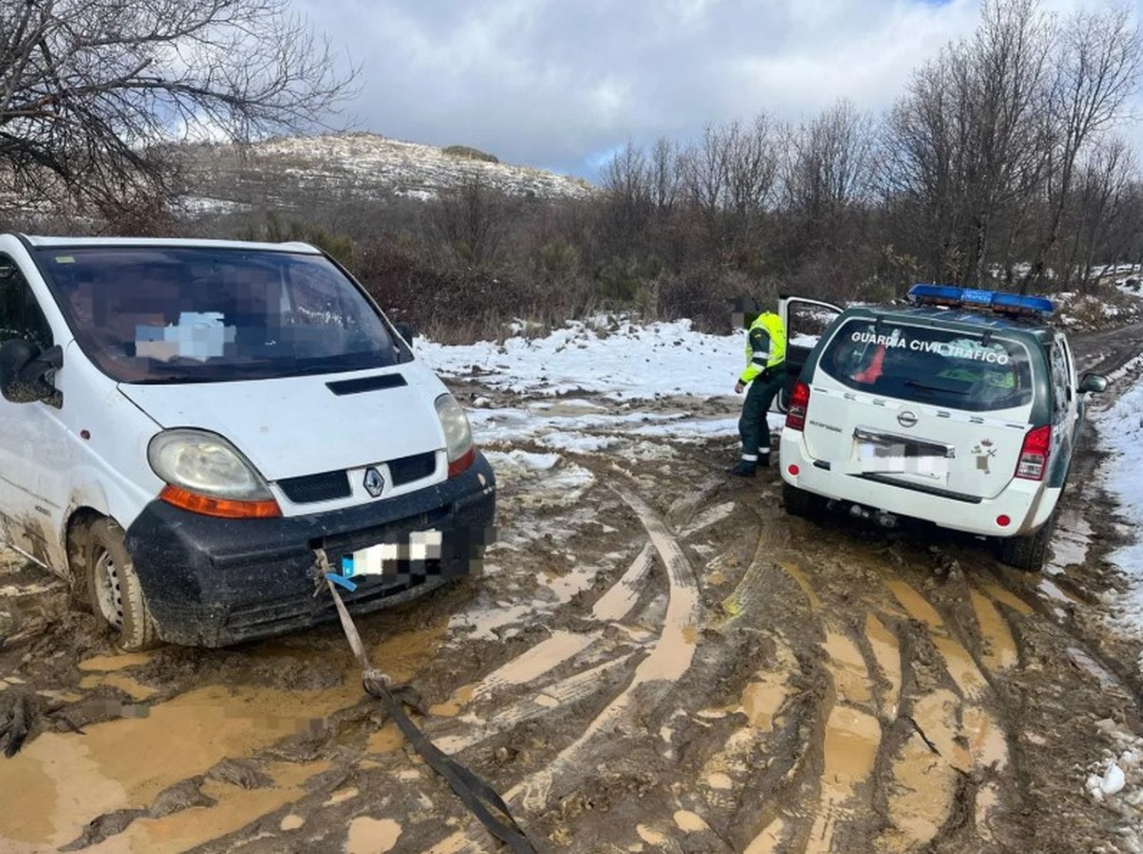 Tres personas quedan atrapadas en su vehículo por culpa de la nieve en la subida a la estación de La Covatilla