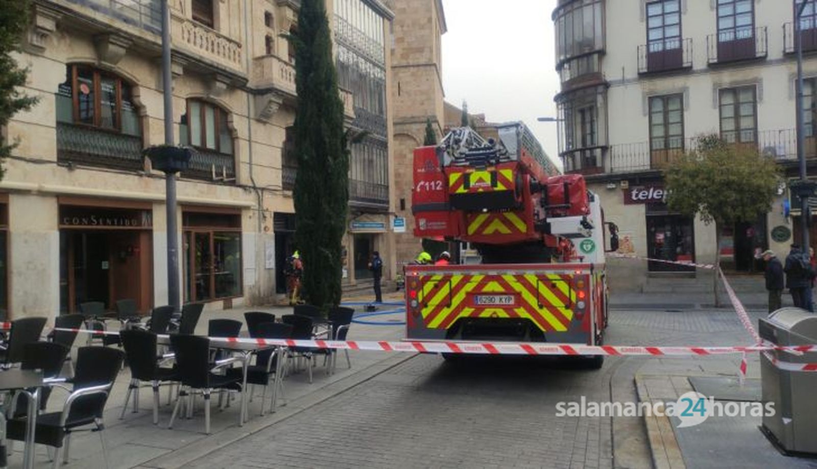 Bomberos y Policía Local en la plaza del Mercado. Foto S24H