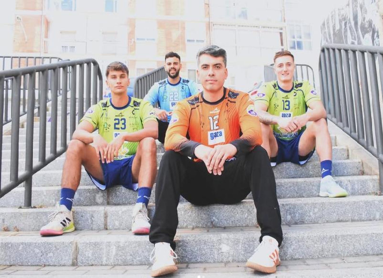 Pipe García, en el centro, posa con la camiseta del Balonmano Zamora