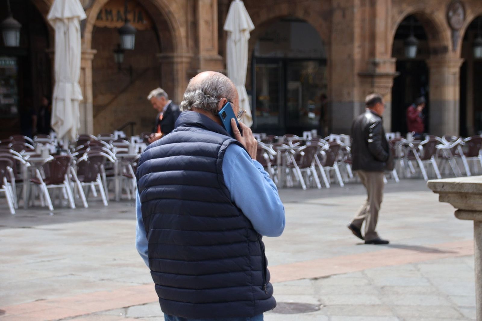 Gente paseando por las calles de Salamanca. Foto de archivo