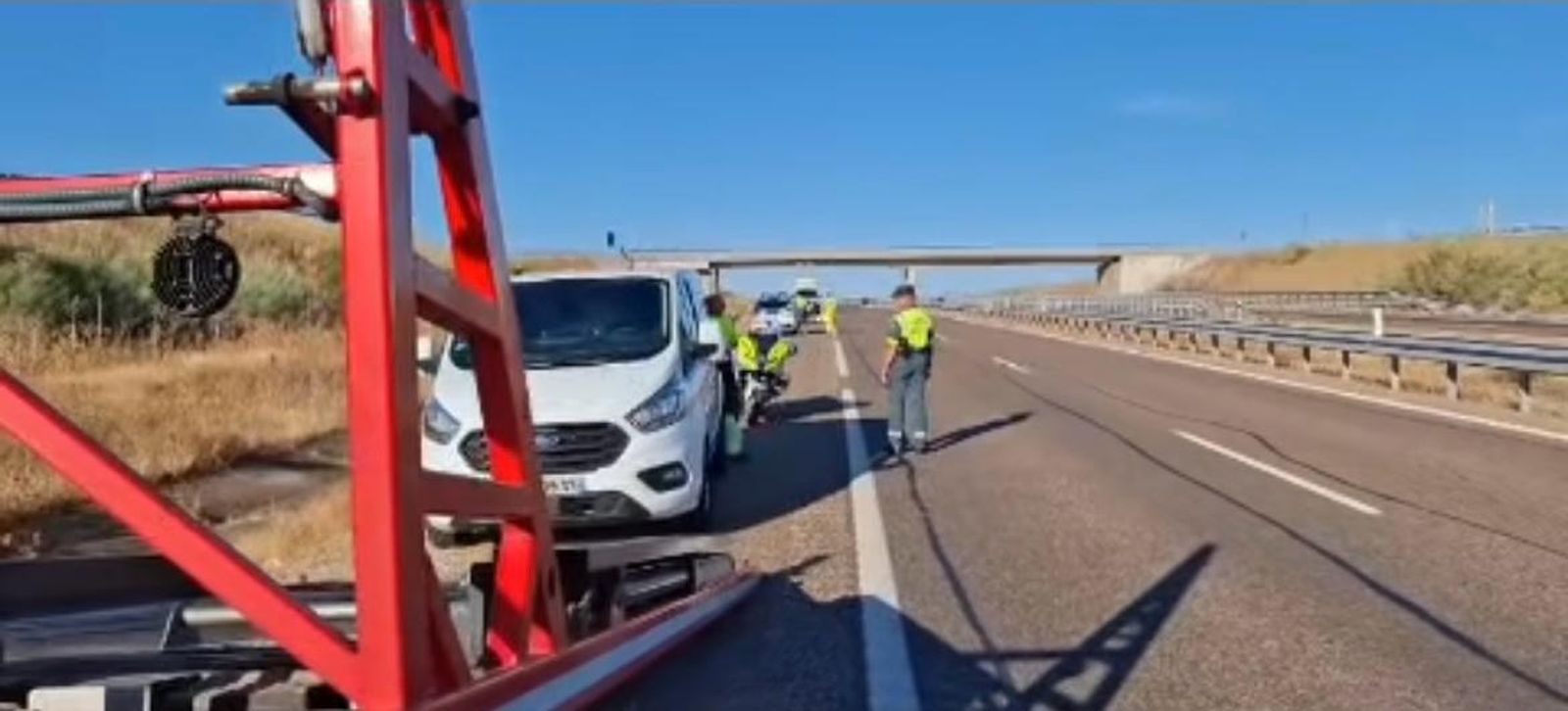 La Guardia Civil auxilia a un vehículo y regula el tráfico en la A-62, a la altura de Robliza de Cojos