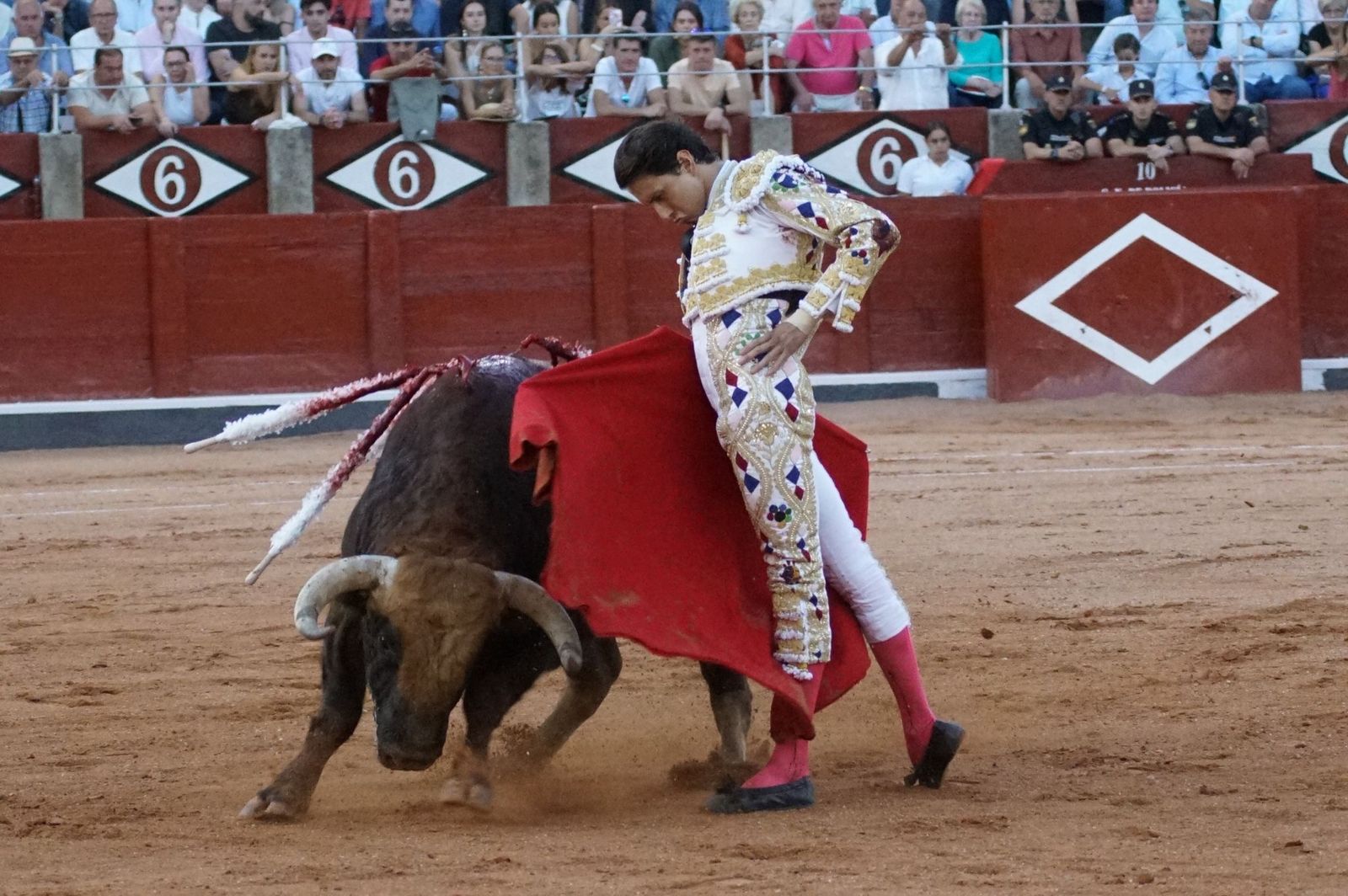 Emilio de Justo, Juan Ortega y Roca Rey inauguran el cartel de figuras en la feria de Salamanca: la corrida de Garcigrande en imágenes