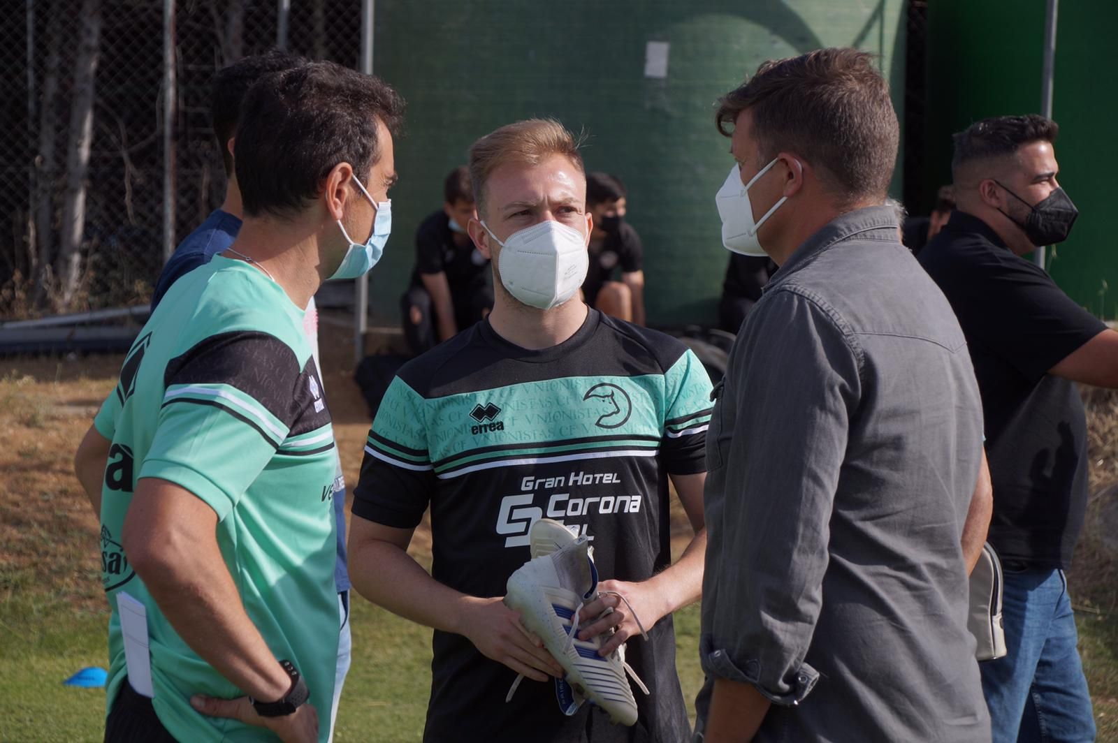 Edu Cortina, junto a Dani Mori y Toni García en el entrenamiento del equipo.