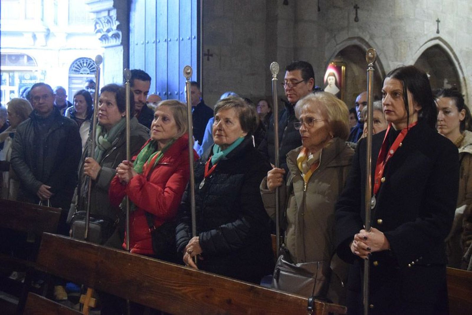 las-candelas-vuelven-a-unir-la-iglesia-de-san-juan-con-la-de-san-vicente-27