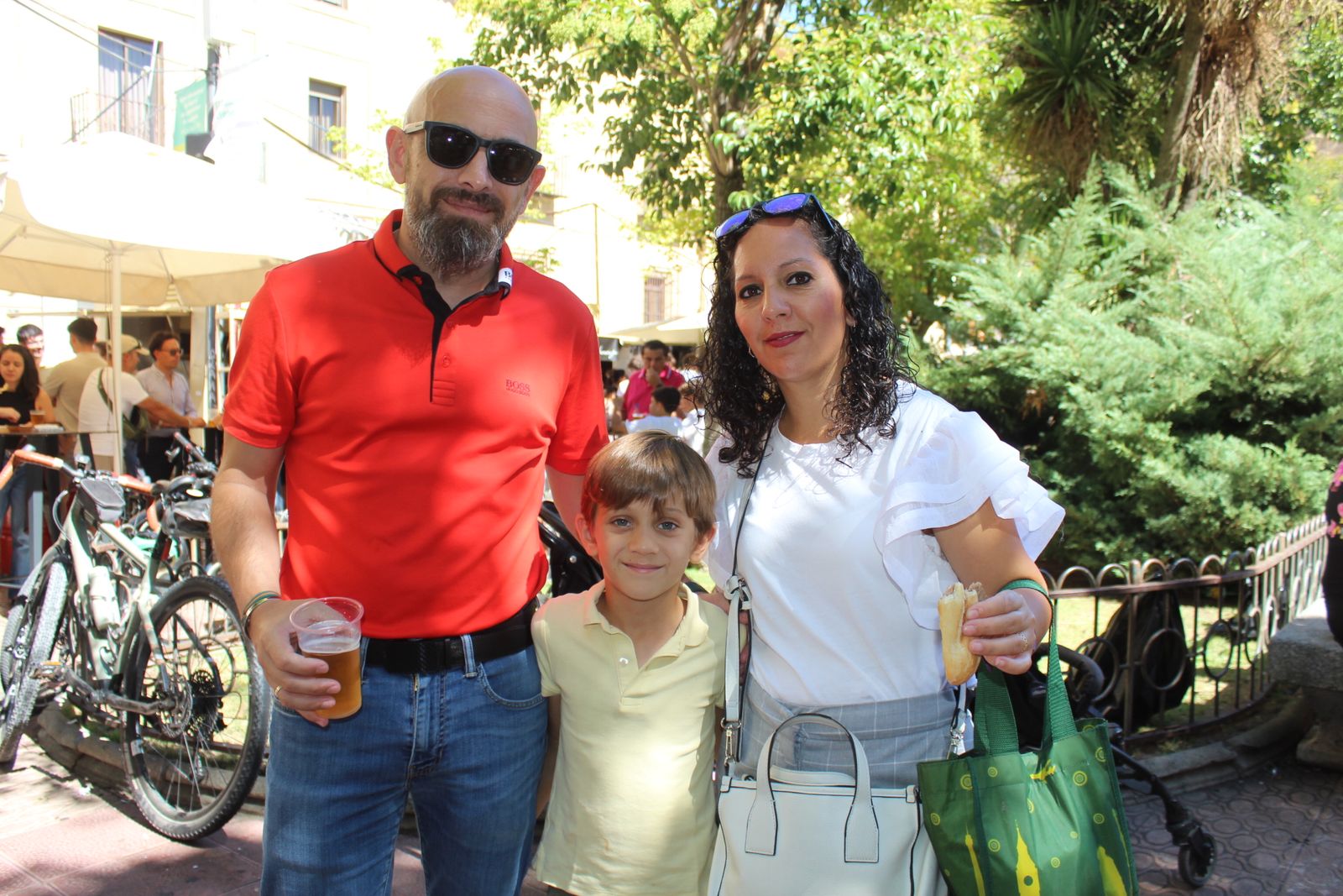 Ambiente en la Feria de Día en el mediodía de este domingo