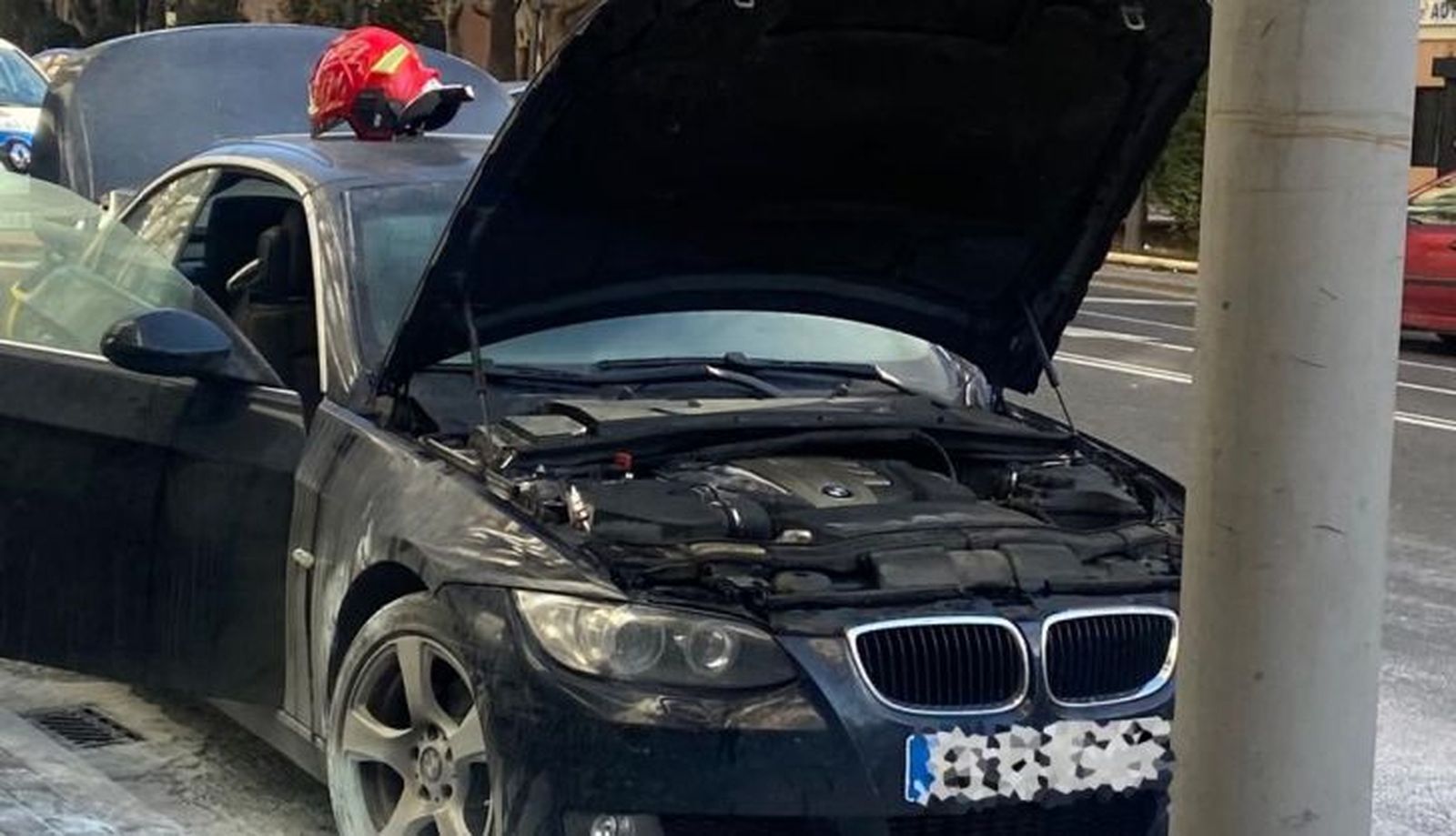 Coche incendidado en la avenida del doctor Torres Villaroel (4)