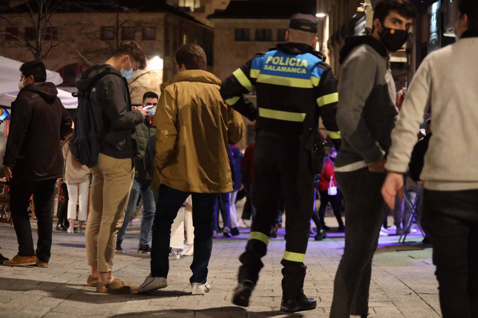 Reportaje con la Policía Local en el turno de tarde para comprobar terrazas y mascarillas.